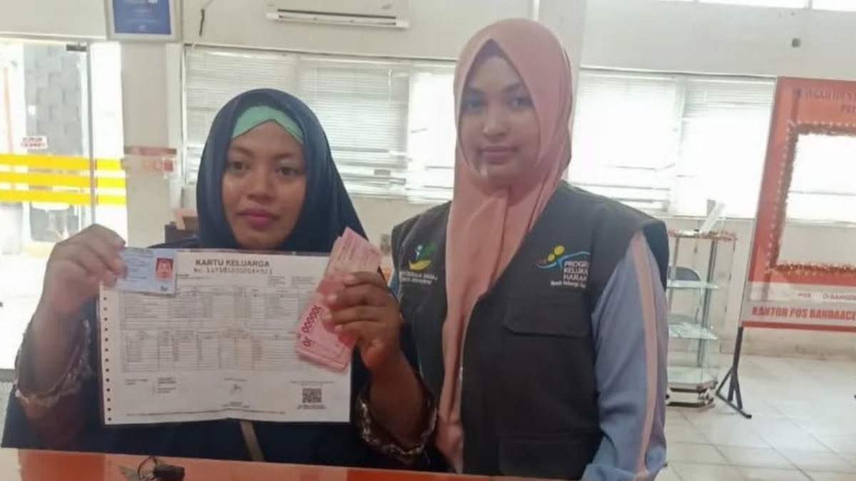 Ilustrasi penyaluran bansos kepada penerima manfaat.