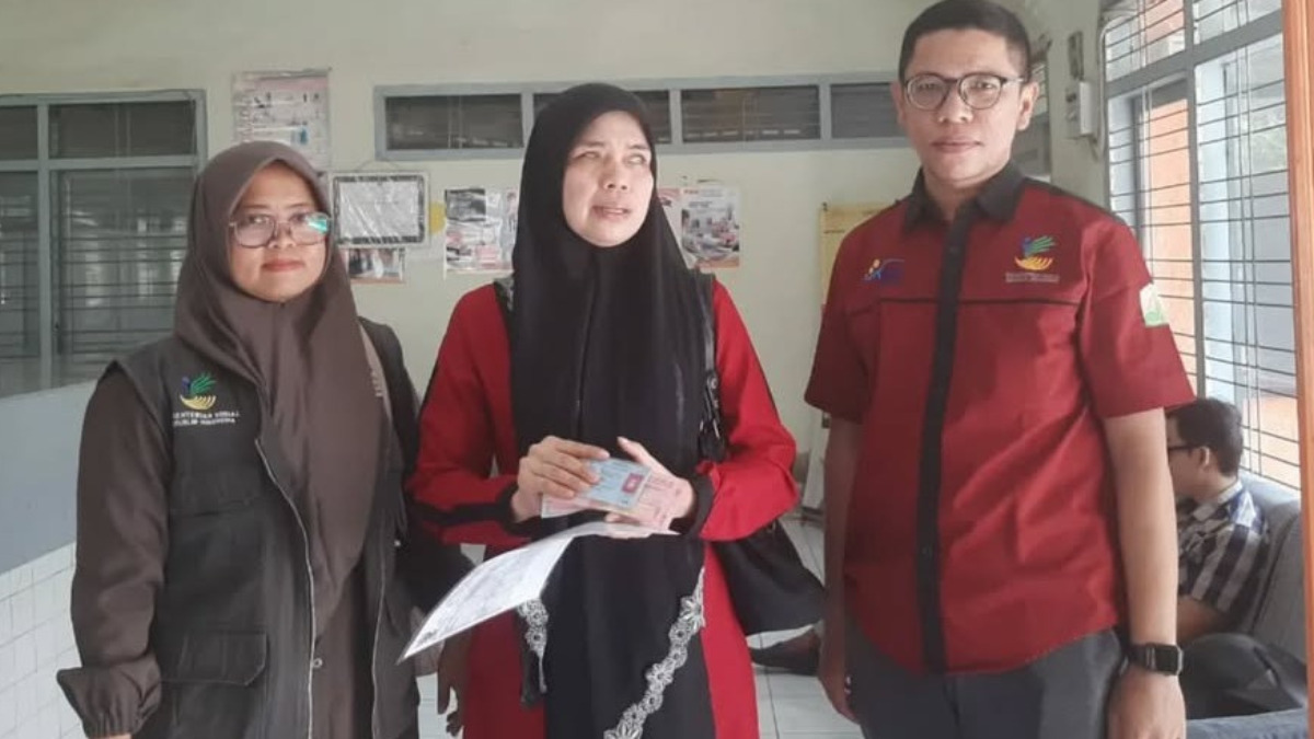 Ilustrasi petugas menyalurkan bansos kepada KPM.