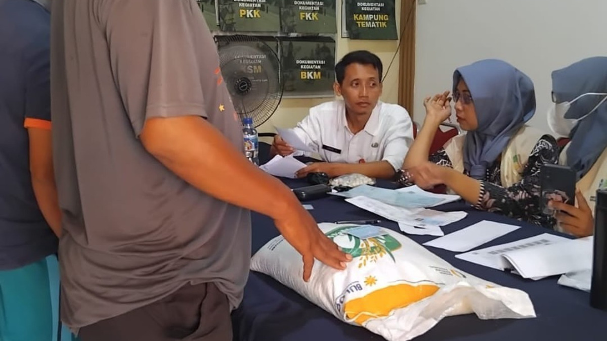 Ilustrasi penyaluran bansos pangan beras kepada KPM.