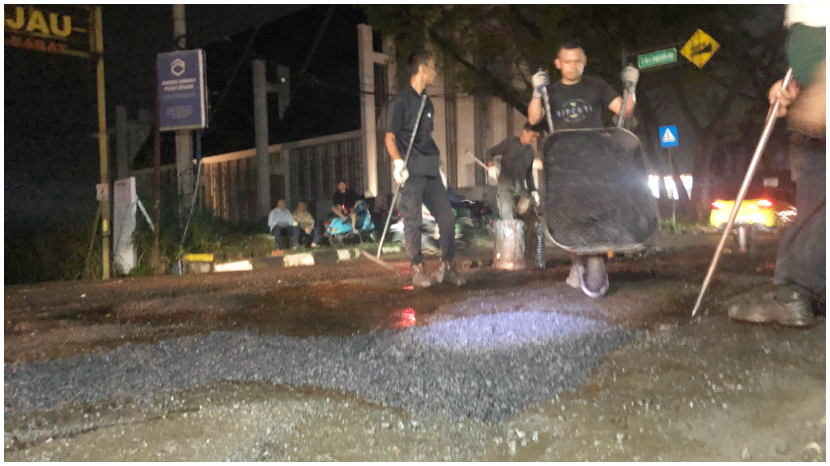Perbaikan Jalan Abdullah Bin Nuh Yasmin oleh Pemkot Bogor.