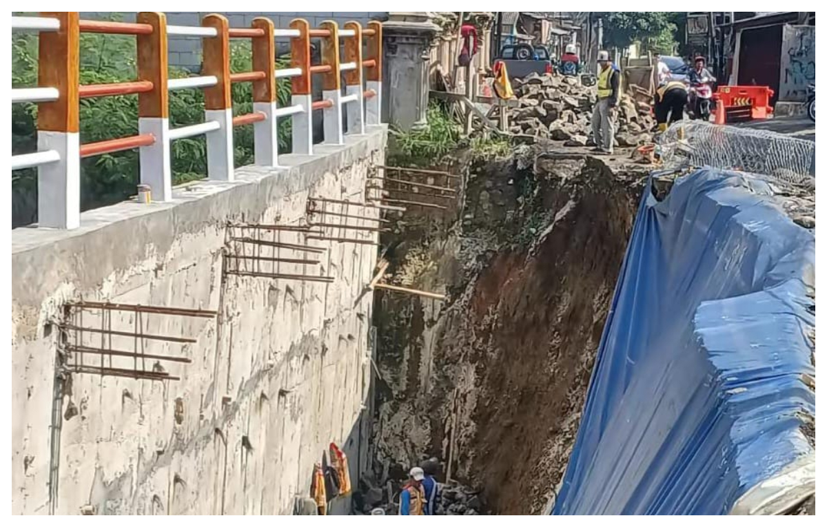 Sejumlah pekerja tengah melakukan perbaikan di Jalan Raya Cikampak - Pamijahan, Desa Bojongrangkas, Kecamatan Ciampea, Kabupaten Bogor, yang amblas.