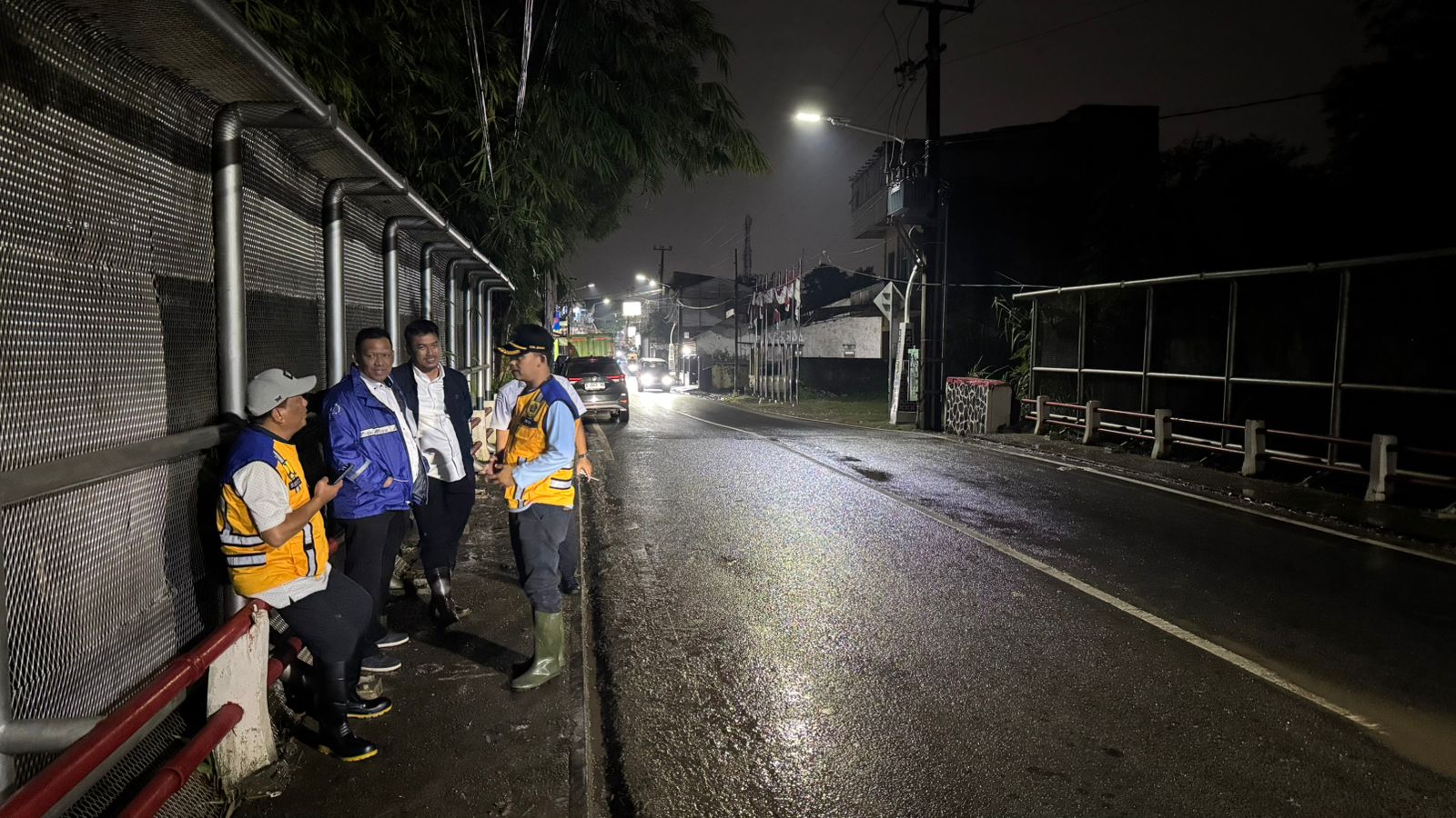 Dinas PU saat melakukan peninjauan ke lokasi Kali Cijayanti, Kecamatan Babakan Madang, Kabupaten Bogor.