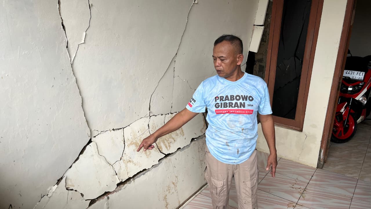 Hadid (55) warga Kampung Cicerewed, Desa Cijayanti, Kecamatan Babakan Madang, Kabupaten Bogor, saat dimintai terangan oleh Radar Bogor, Kamis 12 Februari 2026.