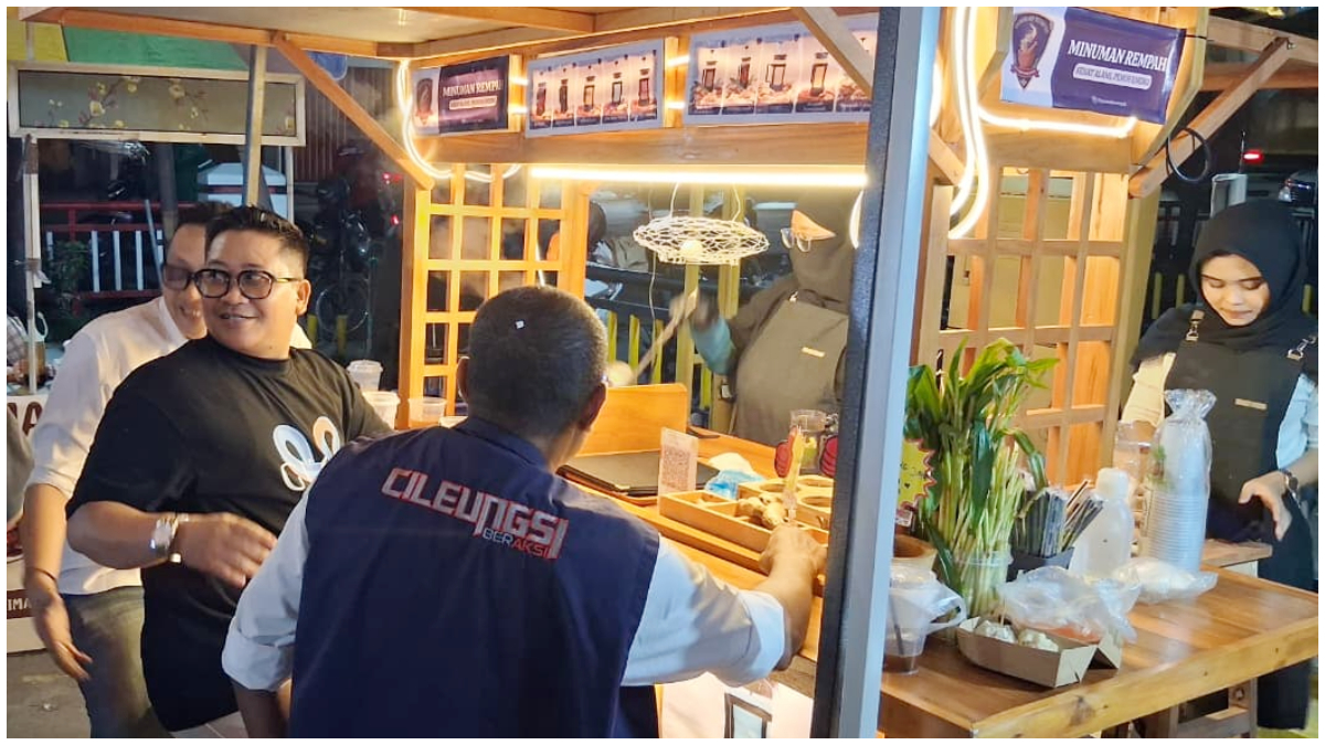 Street Food di Halaman Pasar Cileungsi, Kecamatan Babakan Madang, Kabupaten Bogor.