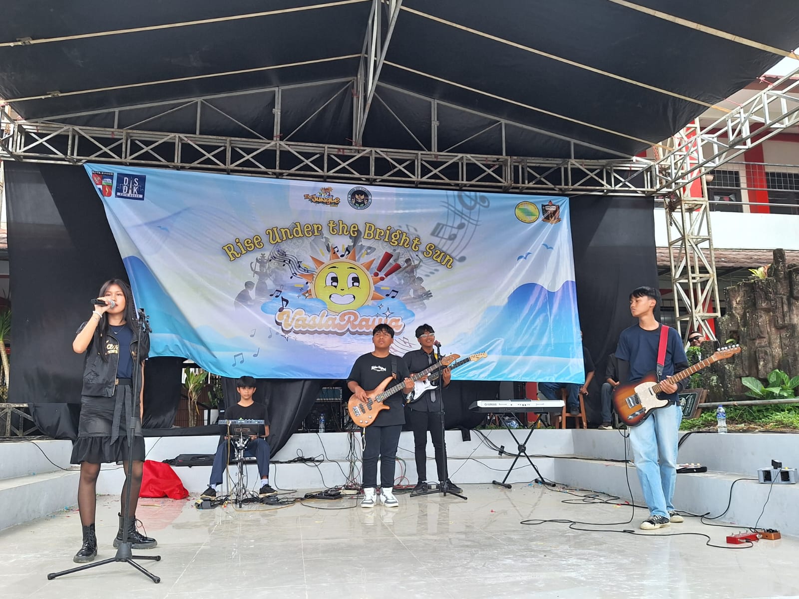 Band Vase Akhir tampil sebagai pamungkas di Helaran Pensi Vaslarawa 2026, Kamis (12/2/2026).