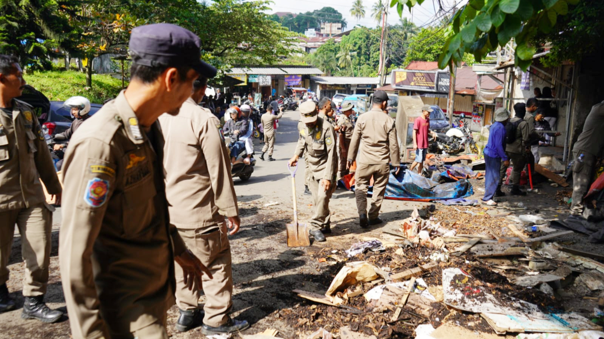 Satpol PP Kabupaten Bogor menertibkan bangunan dan lapak PKL di kawasan Puncak, Simpang Pasir Angin, Megamendung.