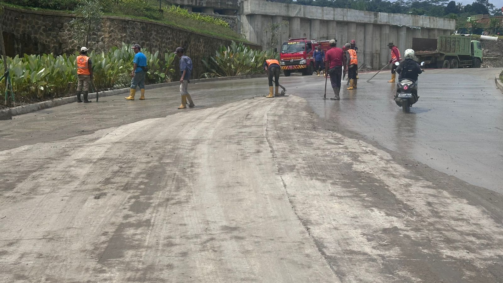Petugas membersihkan Jalan Bali Raya yang terdampak banjir di Kawasan Sentul City, Kecamatan Babakan Madang, Kabupaten Bogor, Kamis 12 Februari 2026.