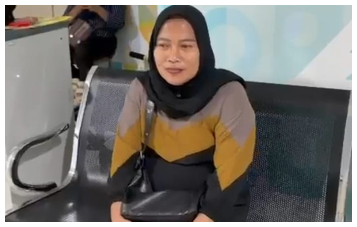 Siti Hariati (36), warga Bogor, Jawa Barat, yang setia mendampingi putranya menjalani cuci darah dua kali sepekan.