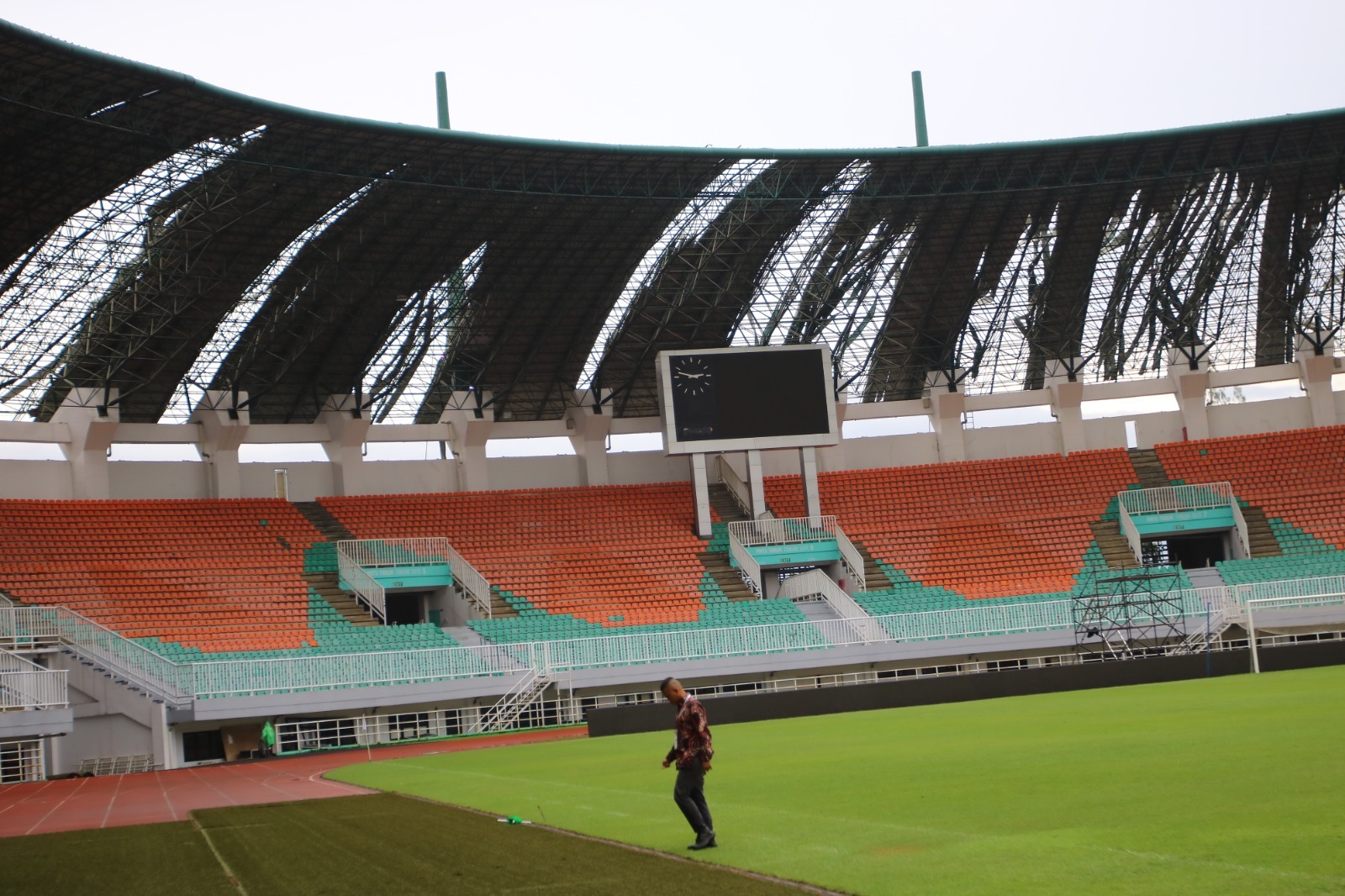 Atap Stadion Pakansari yang jebol karena disapu angin puting beliung.