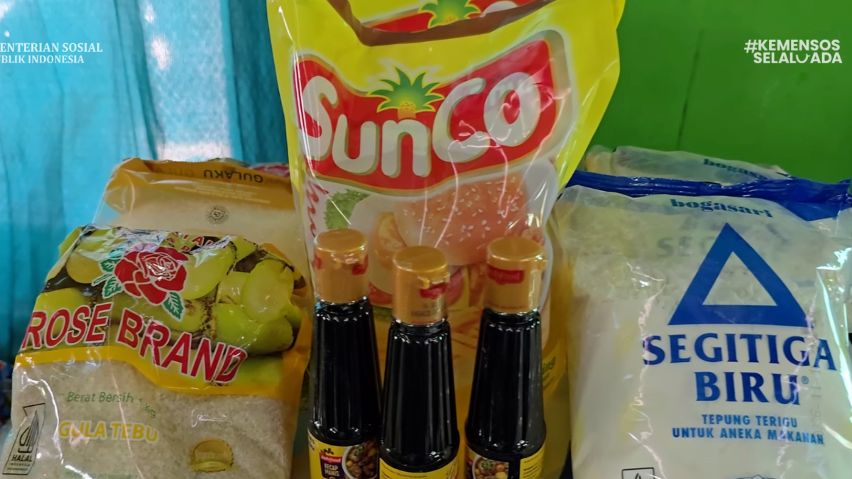 Ilustrasi bansos beras dan minyak goreng.