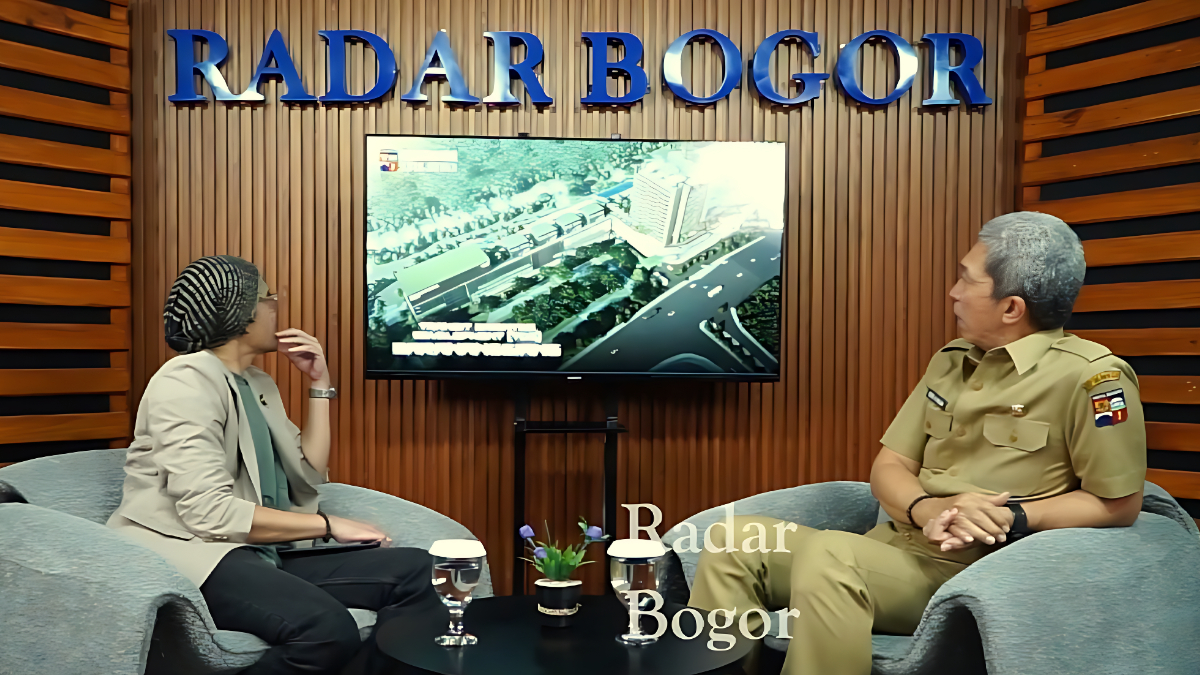 Wali Kota Bogor, Dedie Rachim (kanan) saat menjelaskan rencana sistem transformasi masa depan.