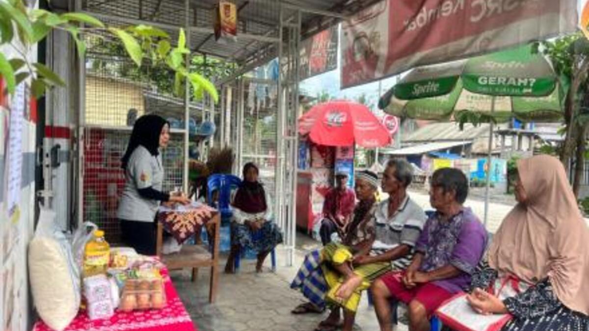 Ilustrasi. Pembangian bansos BPNT dan minyak goreng.