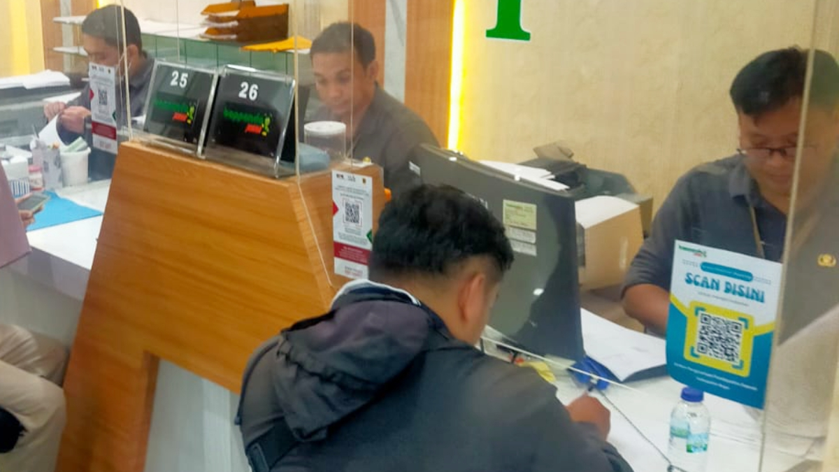 Warga Kabupaten Bogor saat membayar pajak.
