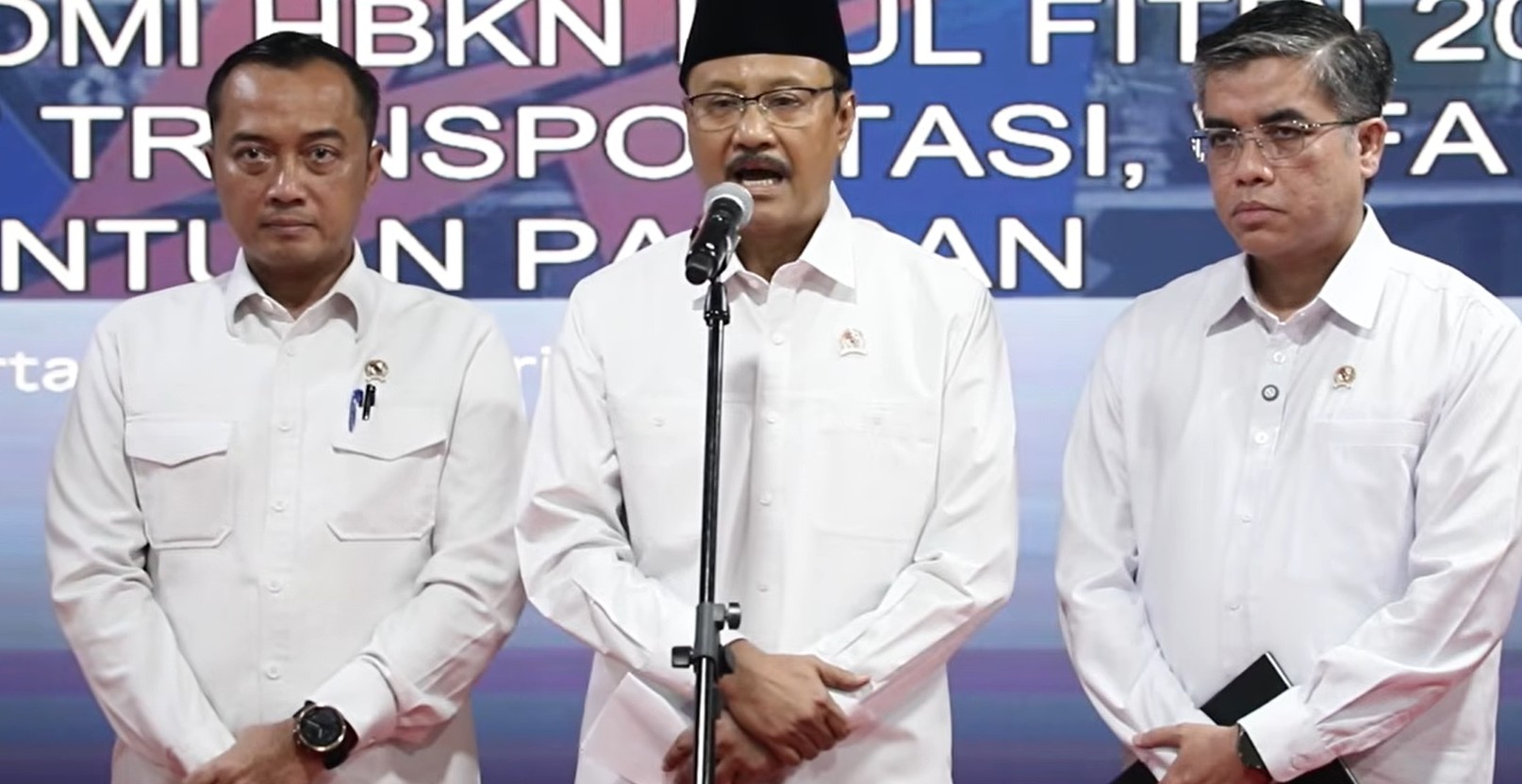 Menteri Sosial Saifullah Yusuf bersama Menteri Sekretaris Negara Prasio Hadi dan Menteri Tenaga Kerja Yassierli saat mengumumkan paket stimulus ekonomi