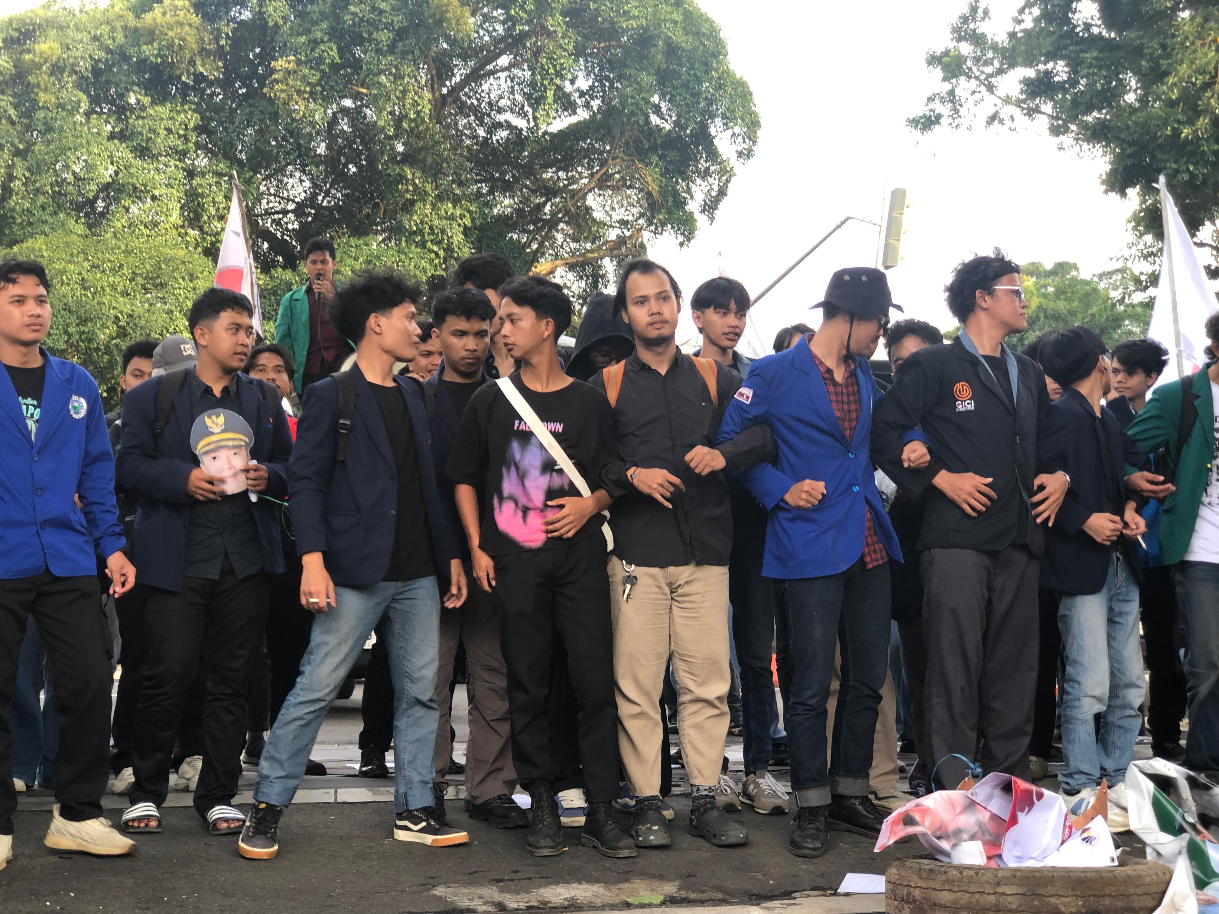 Aliansi BEM se-Bogor saat demo di Balaikota Bogor, Jumat 13 Februari 2026.
