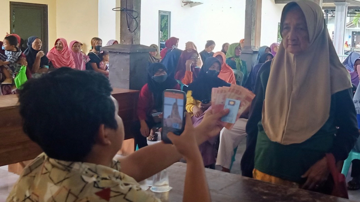 Ilustrasi penyaluran bansos kepada Keluarga Penerima Manfaat (KPM) di tahun 2026.