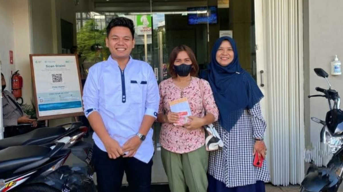 Ilustrasi KPM mencairkan dana bantuan sosial (bansos).