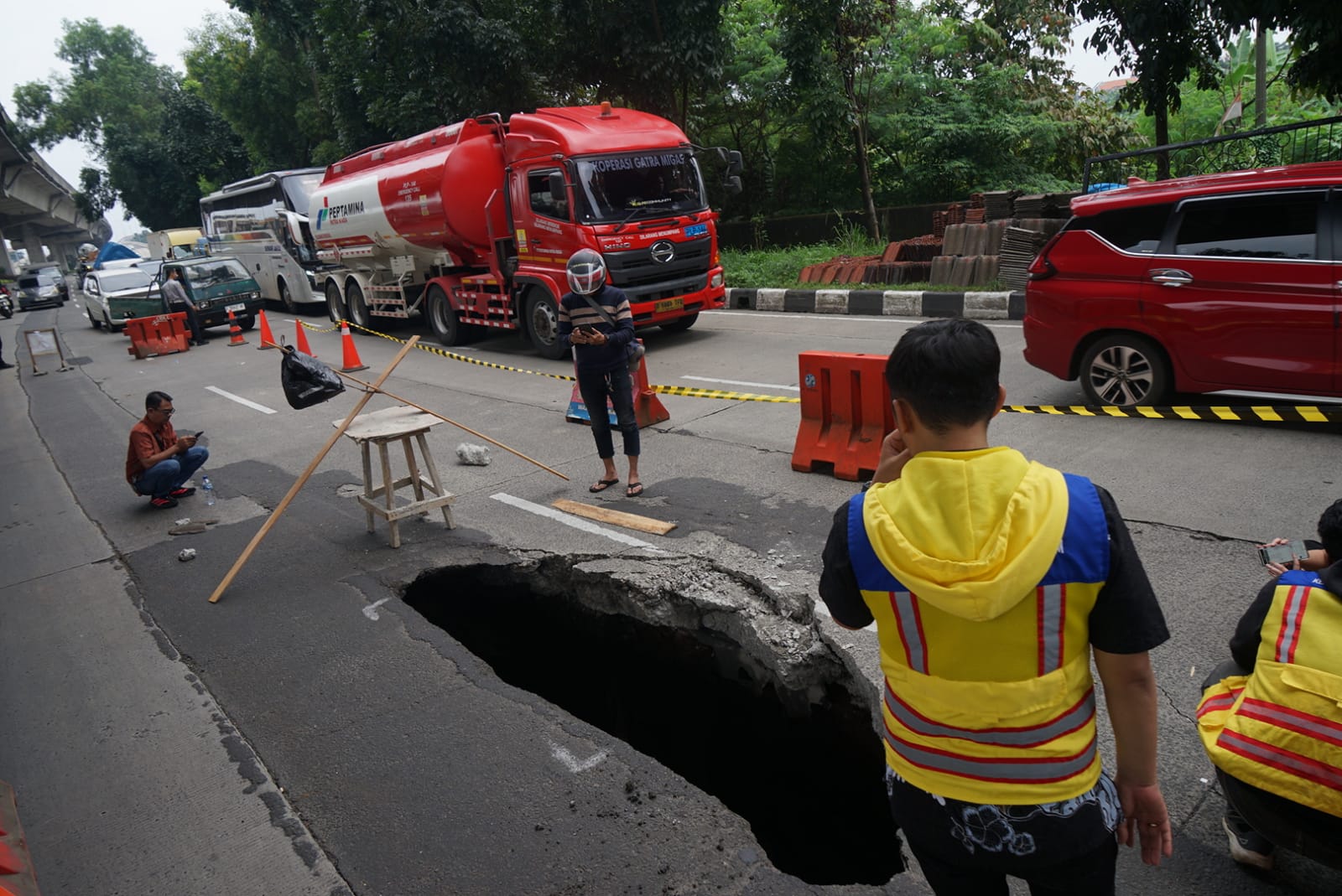 Penampakan lubang besar di Jalan Sholeh Iskandar, Kota Bogor, Jumat 13 Februari 2026.
