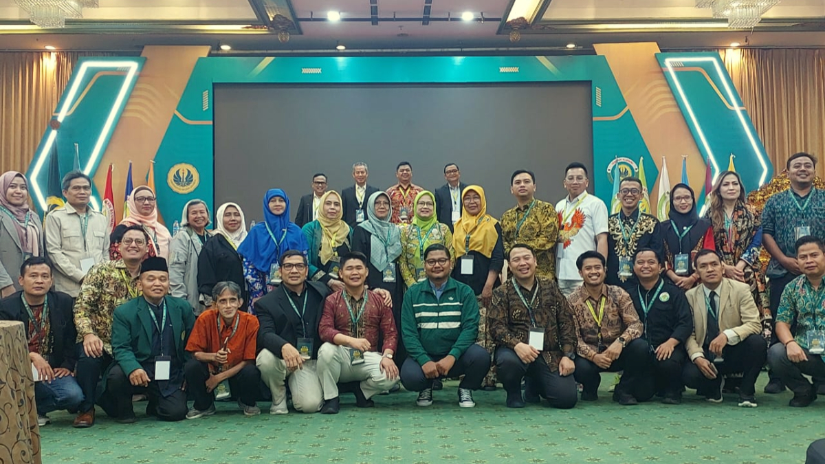 KOMPAK: Para alumni UNJ berfoto bersama, Jumat 13 Februari 2026.