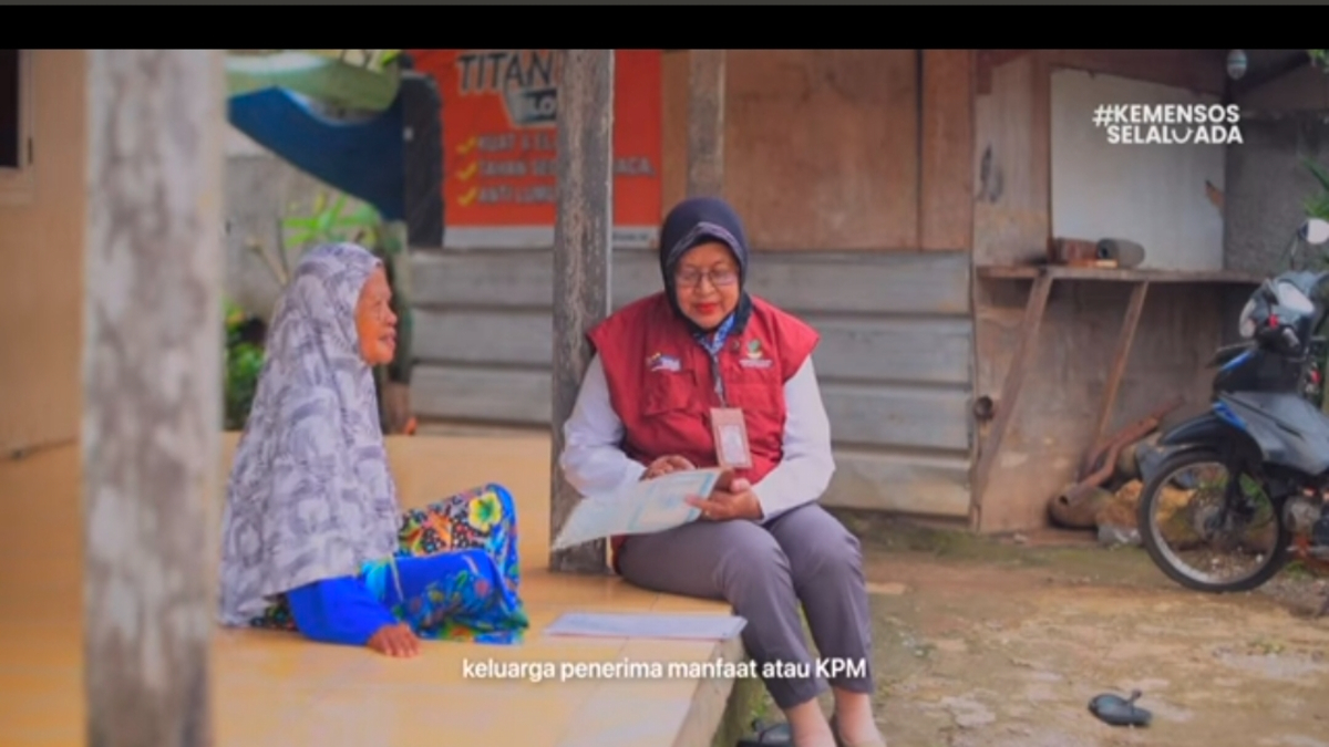 Ilustrasi petugas mencairkan bansos kepada KPM.