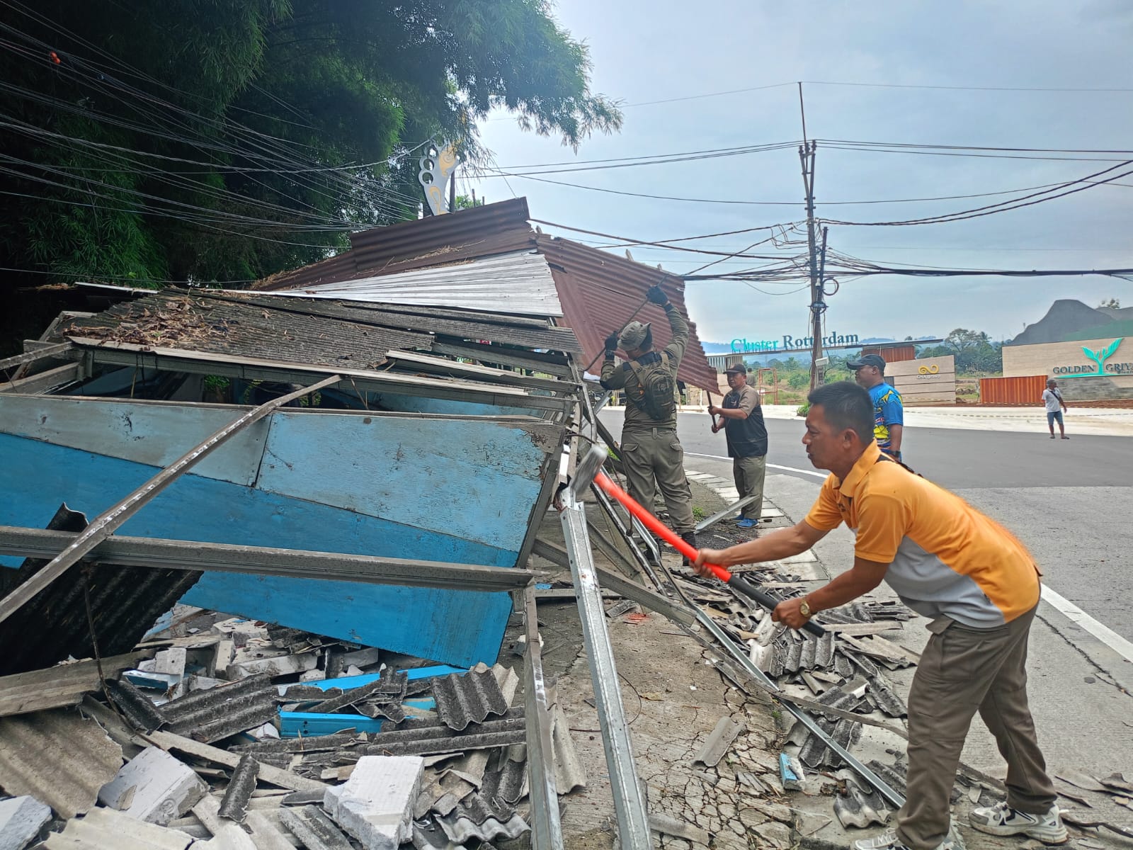 Petugas Satpol PP saat membongkar bangunan liar milik PKL di Desa Cijayanti, Kecamatan Babakan Madang, Kabupaten Bogor.