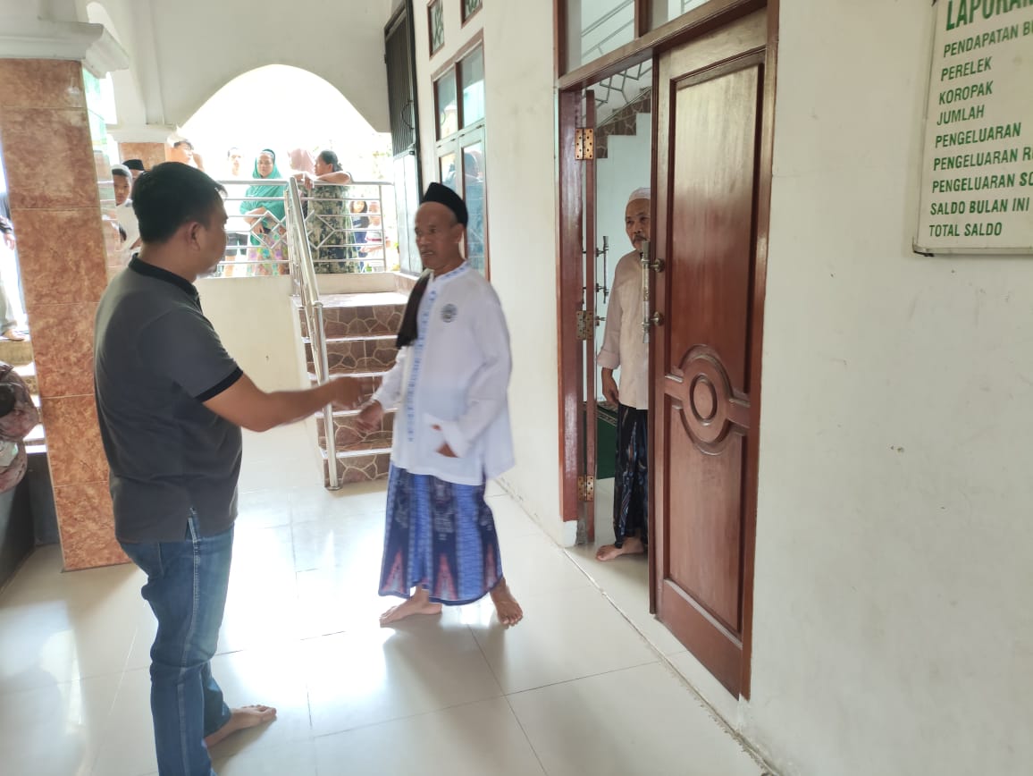 Unit Reskrim Polsek Caringin saat olah TKP kejadian penusukan di halaman Masjid Jami Babussurur, Desa Ciherang Pondok, Kecamatan Caringin, Kabupaten Bogor, Jumat 13 Februari 2026.