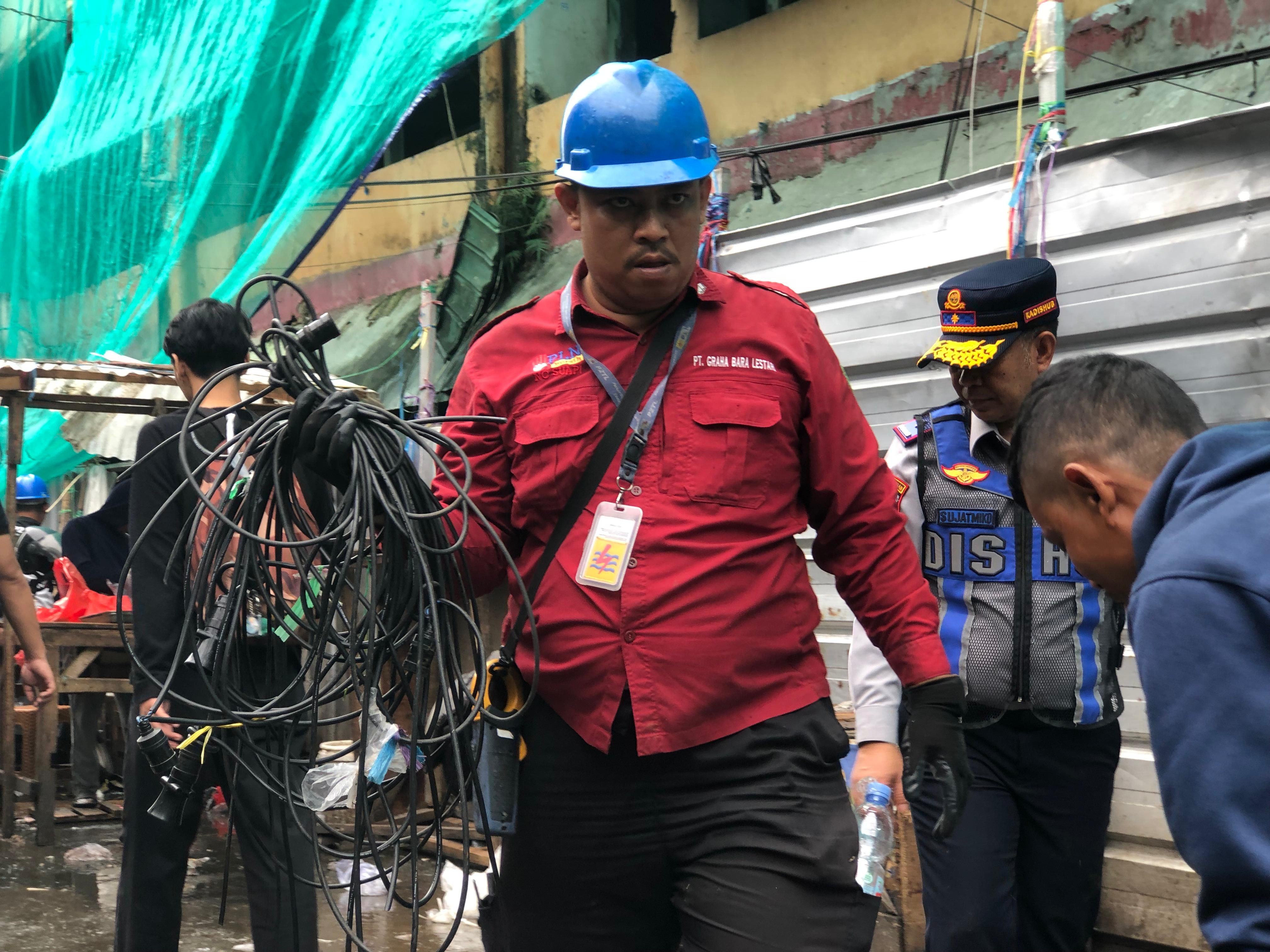Petugas PLN Kota Bogor, saat melakukan penertiban meteran listrik di Jalan Mayor Oking hingga Jalan Ma Salmun, dan Pasar Bogor.