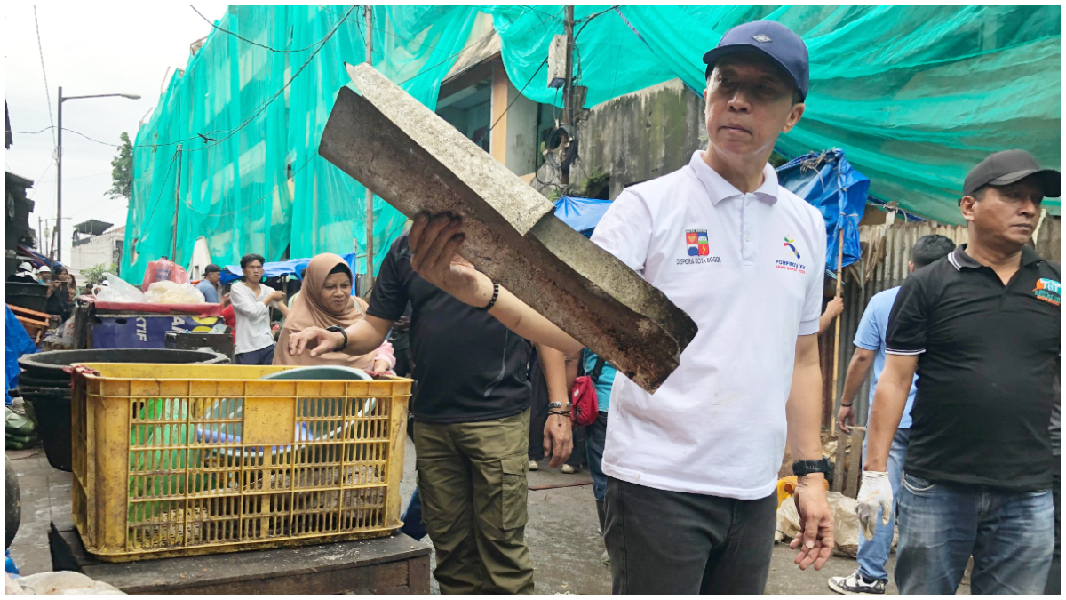 Wali Kota Bogor Dedie Rachim saat melakukan aksi Jumsih di kawasan Pasar Bogor.