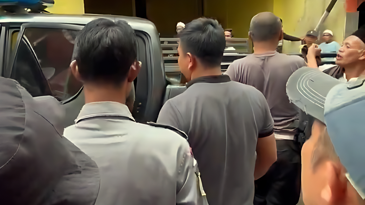 Petugas langsung membawa pelaku penyerangan mantan Ketua Apdesi Kabupaten Bogor ke kantor polisi untuk diperiksa lebih lanjut.