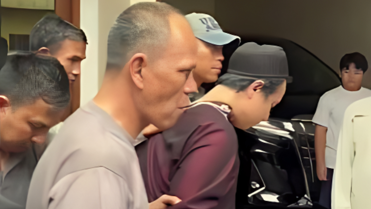 Polisi membawa terduga pelaku ke Polsek.