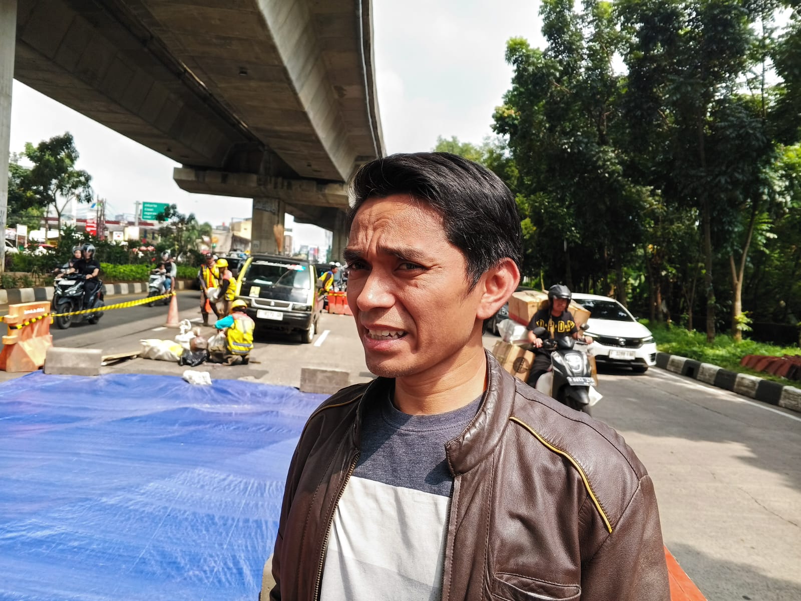 Anggota DPRD Kota Bogor, Rozi Putra saat meninjau jalan ambles.