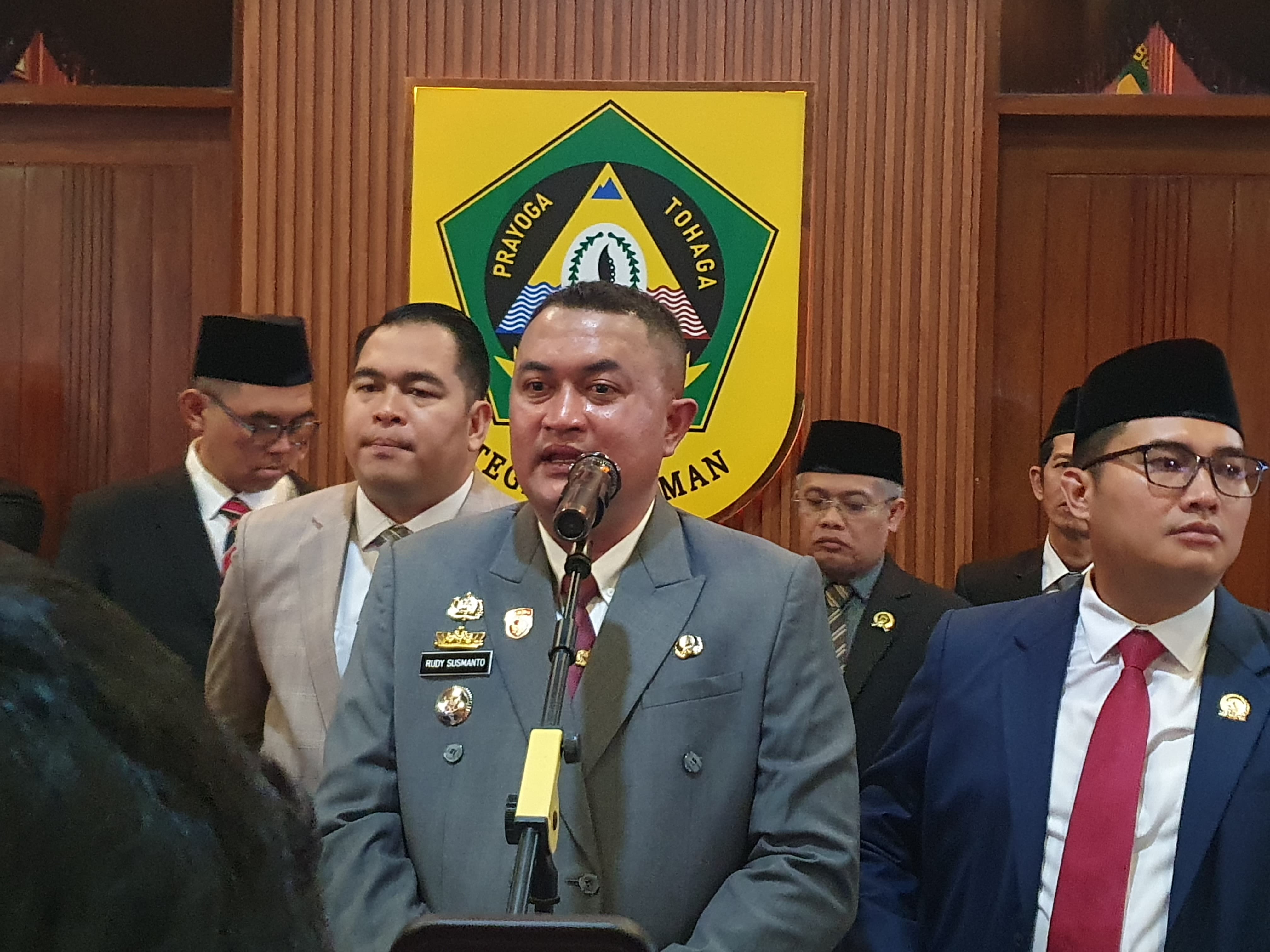 Bupati Bogor, Rudy Susmanto didampingi Ketua DPRD Sastra Winara dan Ketua Komisi I DPRD, M Irvan Maulan.