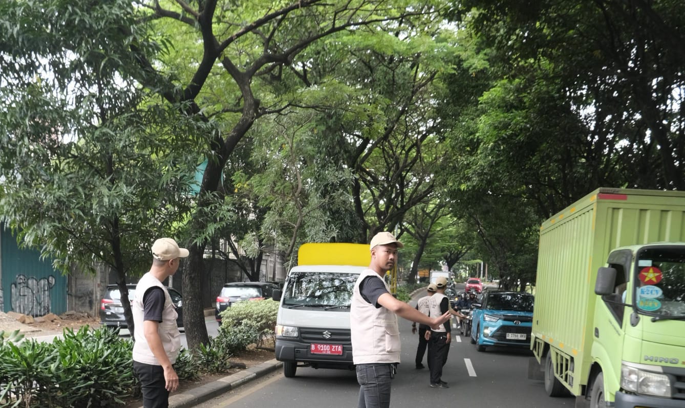 Tim Maung ASRI Depok bersiap melakukan perbaikan PJU di Jalan Juanda Depok, Jumat 13 Februari 2026.