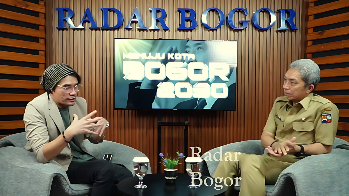 Wali Kota Bogor, Dedie Rachim (kanan) berdialog di Graha Pena Radar Bogor membahas proyek Batu Tulis.