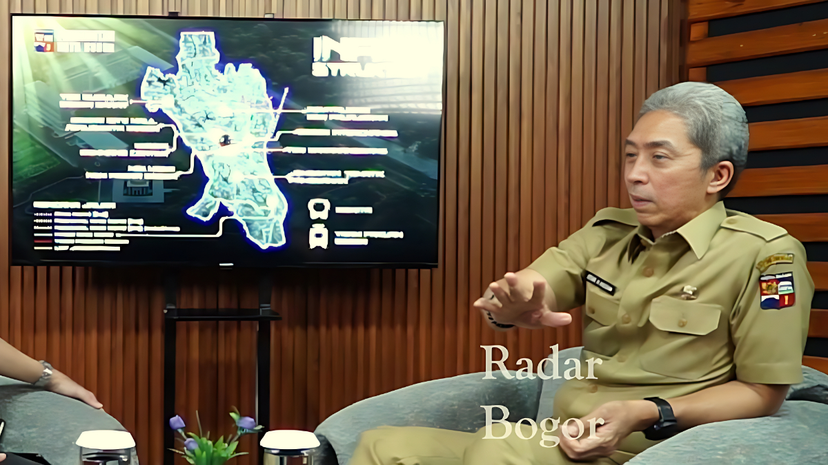 Wali Kota Bogor, Dedie Rachim menjelaskan program&nbsp;waste to energy&nbsp;di Graha Pena Radar Bogor.