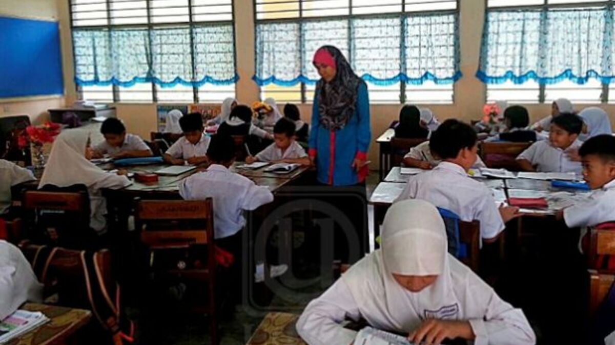 Ilustrasi guru mengajar di kelas
