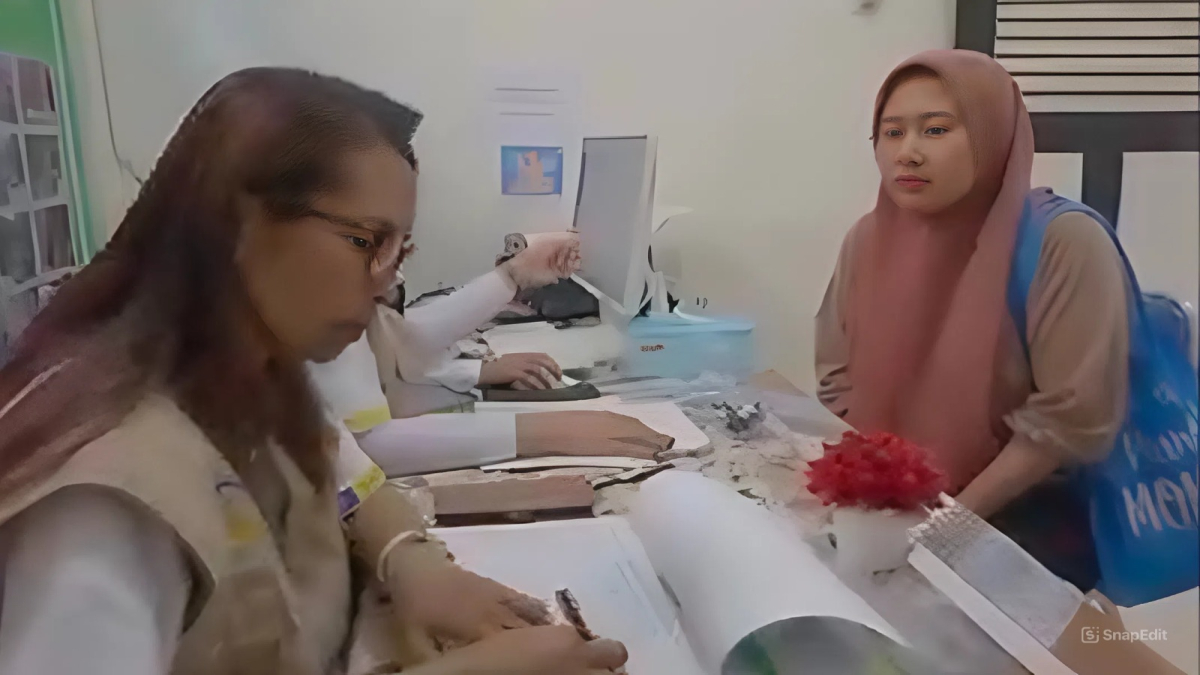 Ilustrasi penyaluran bansos kepada KPM.