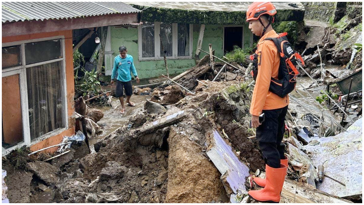 BPBD saat melakukan penanganan TPT longsor yang menimpa rumah warga di Desa Tugu Selatan, Kecamatan Cisarua, Kabupaten Bogor, Sabtu 14 Februari 2026.
