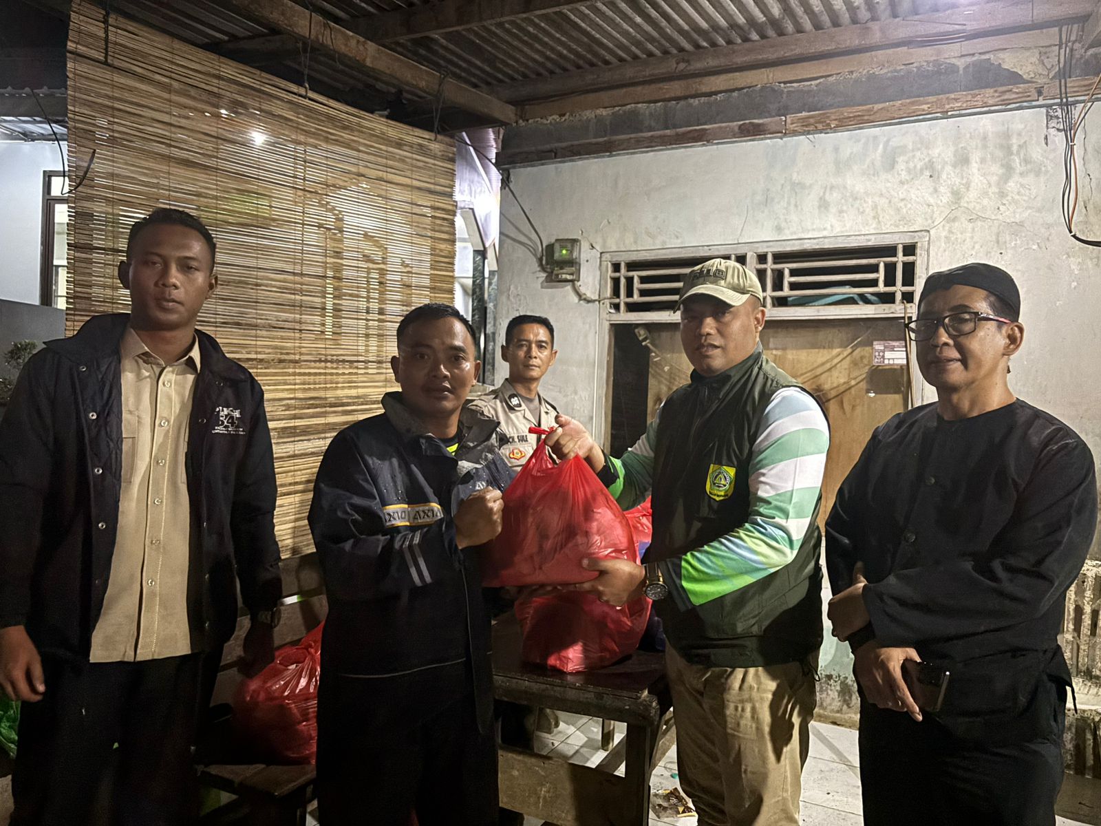 Bantuan Nasi Bungkus dari SPPG Cijayanti untuk penyitas banjir di Kampung Cicerewed, Desa Cijayanti, Kecamatan Babakan Madang, Kabupaten Bogor.