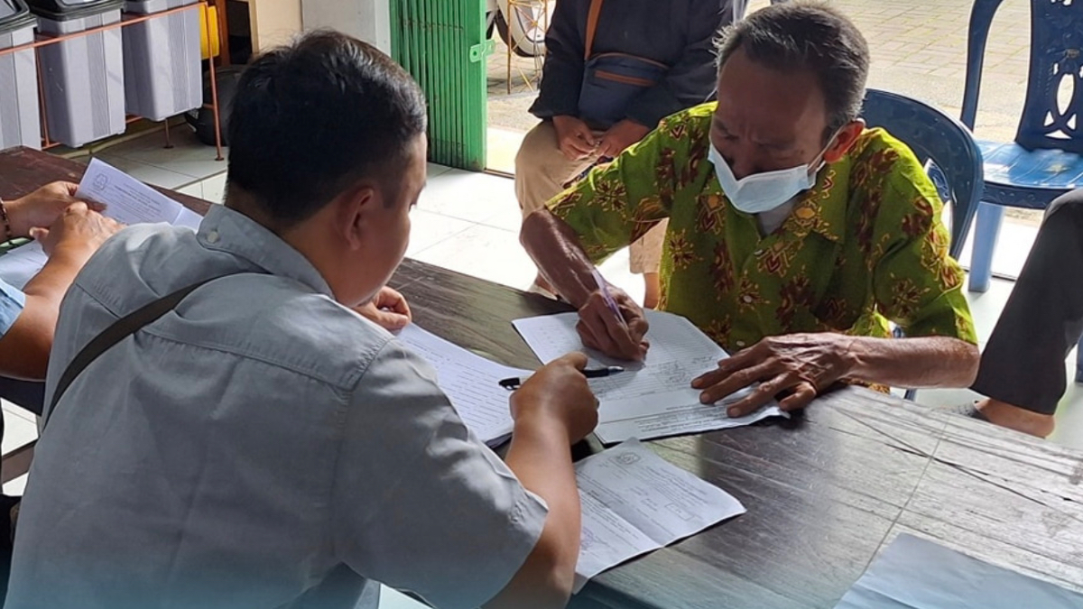 Ilutsrasi penyaluran bansos kepada KPM PKH.