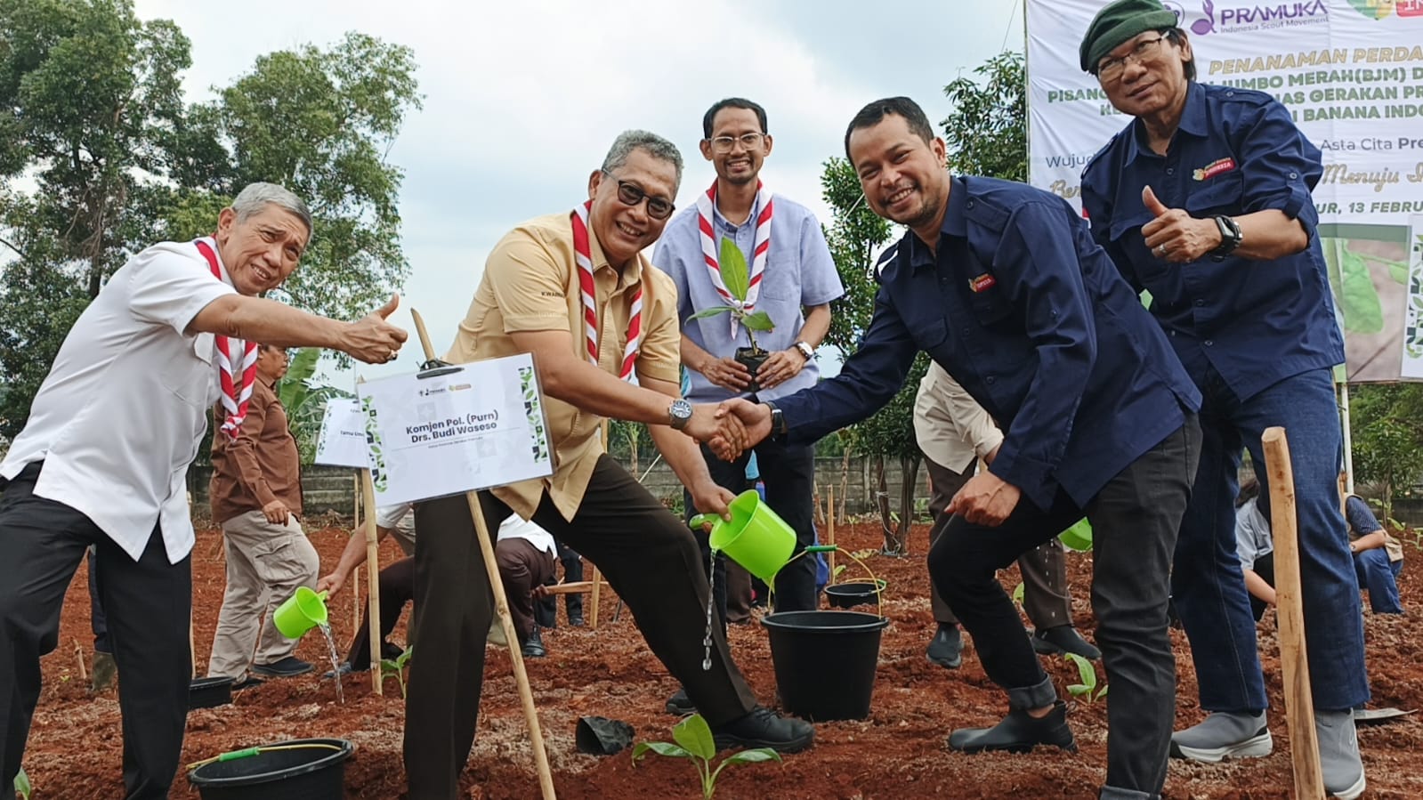 Penanaman perdana pisang barangan jumbo merah (BJM) dan kacang edamame di Bumi Perkemahan Cibubur, Jakarta, Jumat 13 Februari 2026.