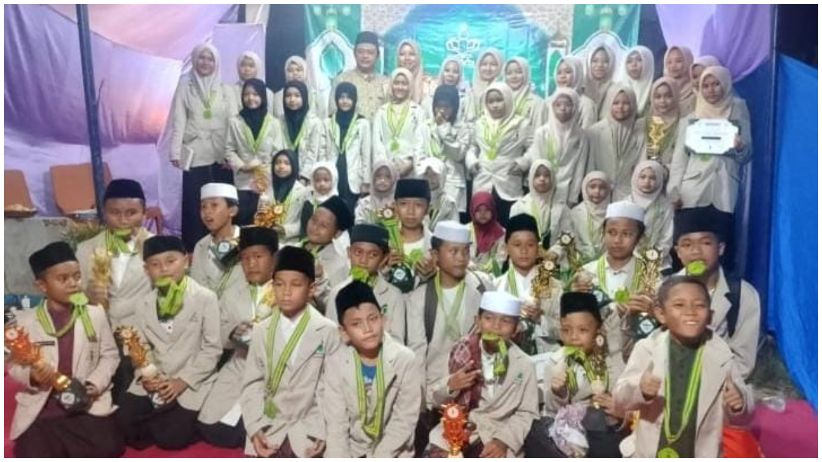 Foto bersama usai kegiatan tawaqufan di Majlis ta