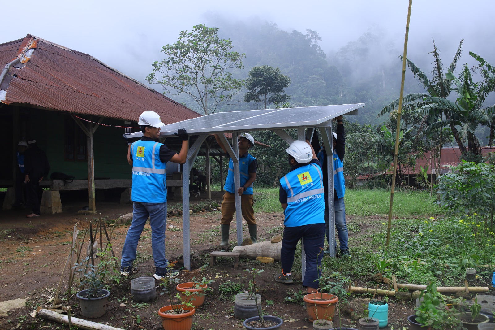 Petugas PLN Gunung Putri, Kabupaten Bogor, saat menghadirkan inovasi layanan kelistrikan dengan melakukan penyalaan pasang baru listrik Supersun di Kampung Cisadon.