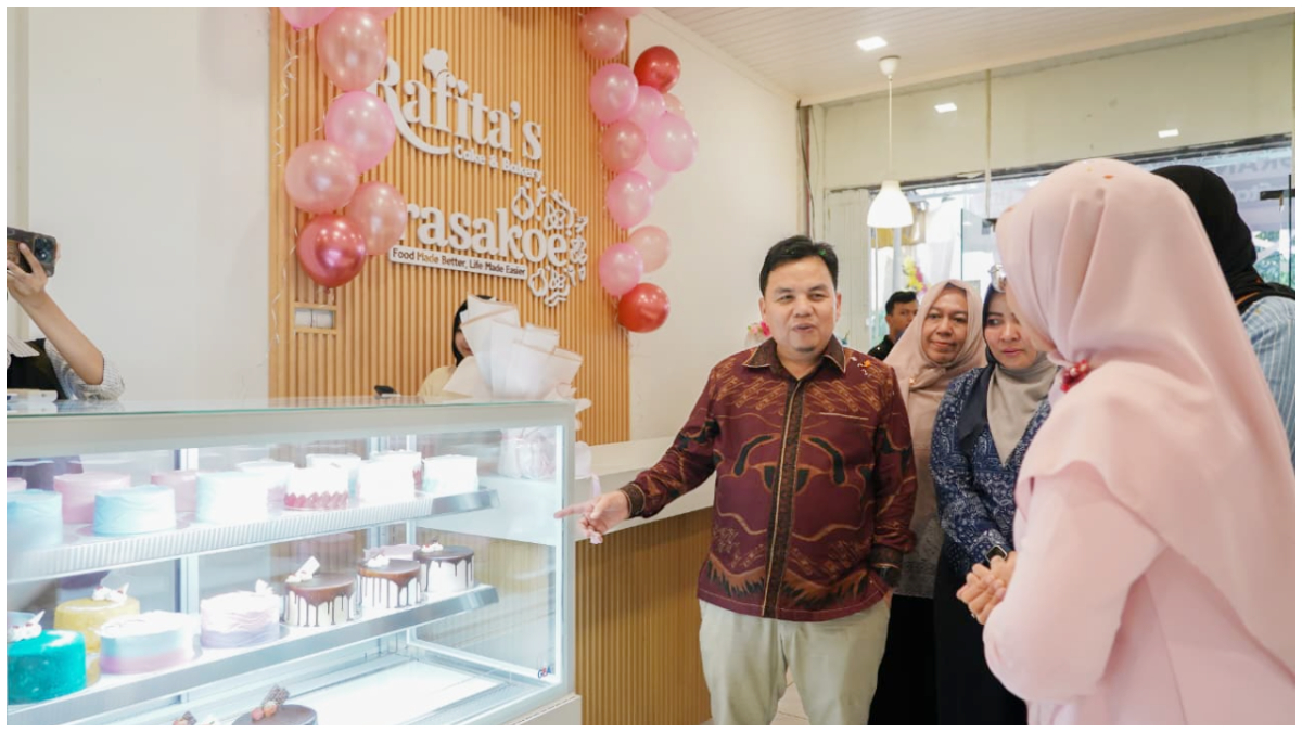 Ketua DPRD Kota Bogor Dr. Adityawarman Adil saat grand opening outlet ke-4 Rafitas Cake x Rasakoe di Pasirmulya, Bogor Barat, Sabtu 14 Februari 2026.