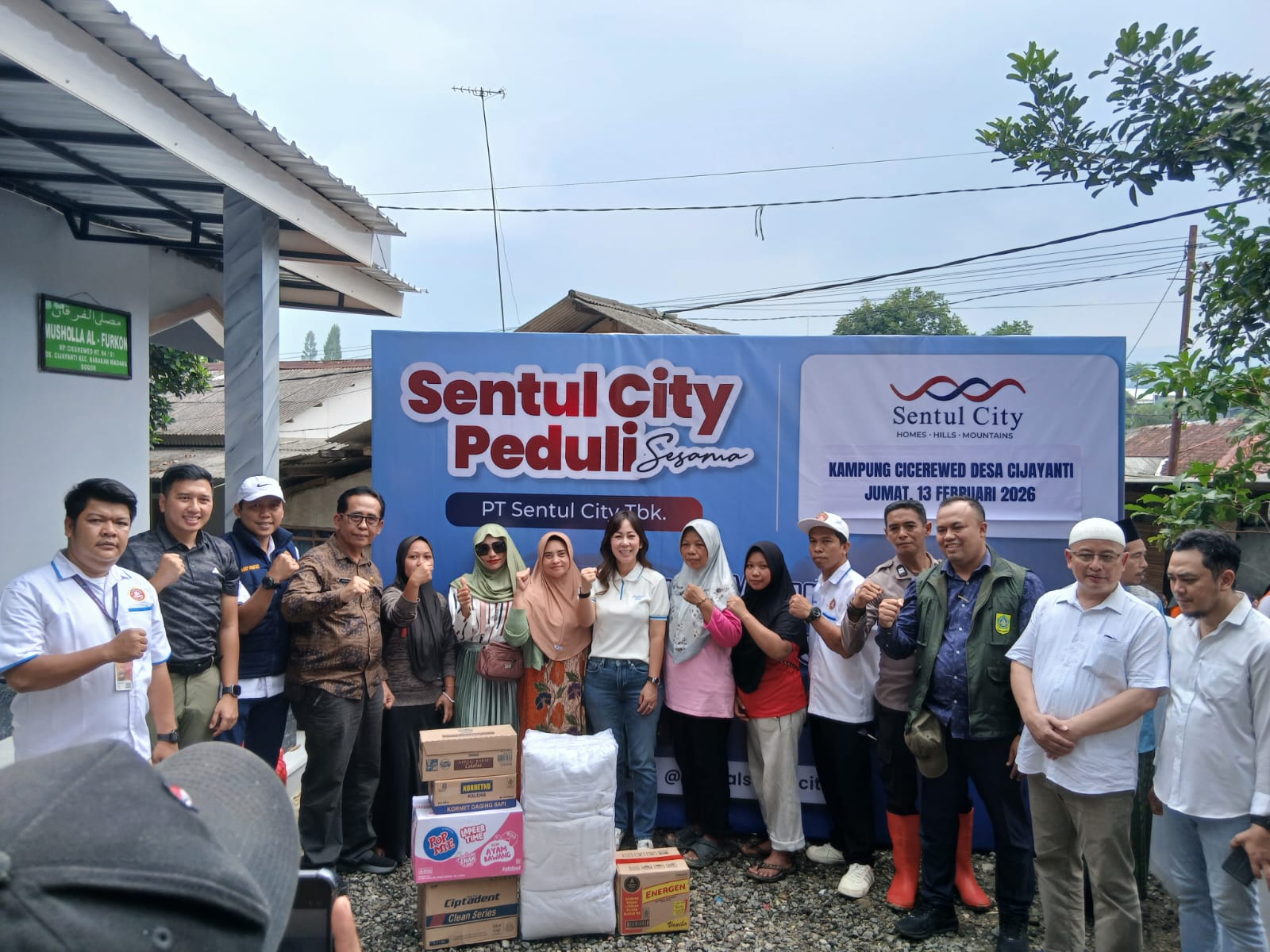 Perwakilan Sentul City Hospitality Group menyalurkan bantuan kemanusiaan bagi warga terdampak banjir di Desa Cijayanti, Kecamatan Babakan Madang, Kabupaten Bogor.