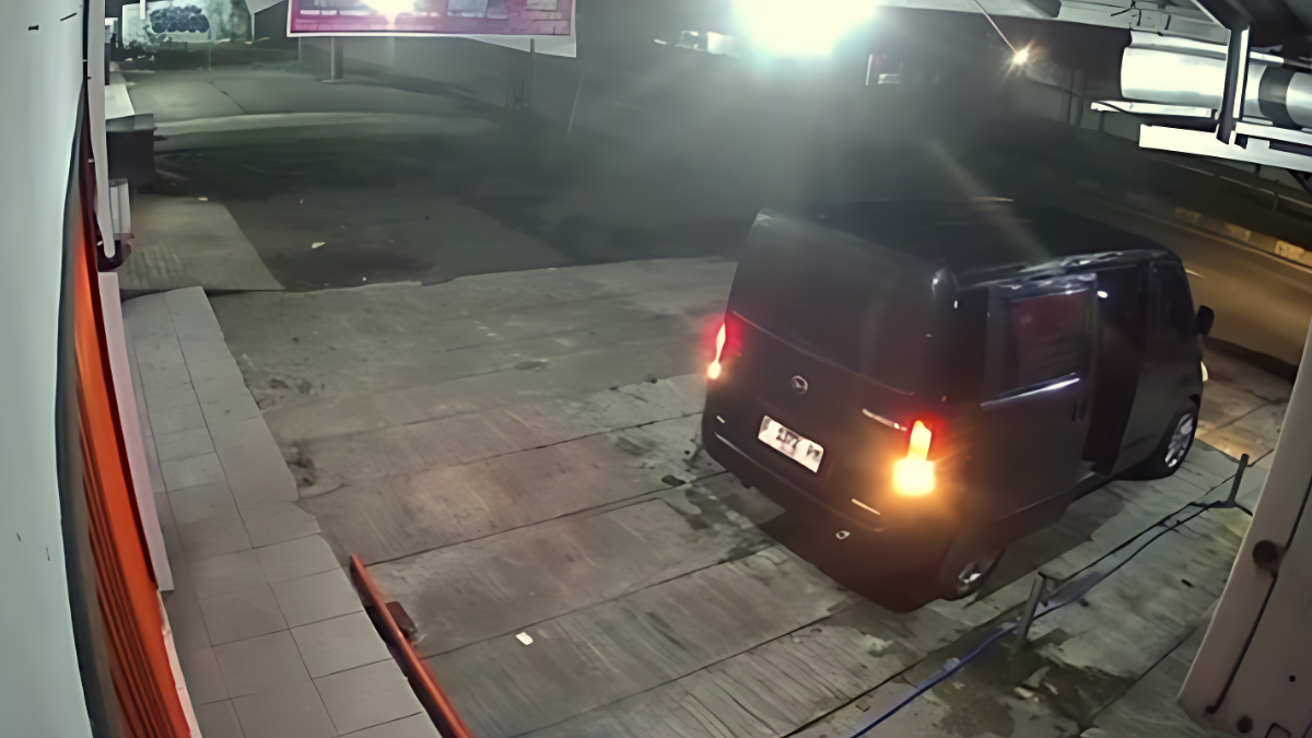 Viral pelaku menggunakan mobil untuk mencuri rantai dan selang di Kemang, Kabupaten Bogor.