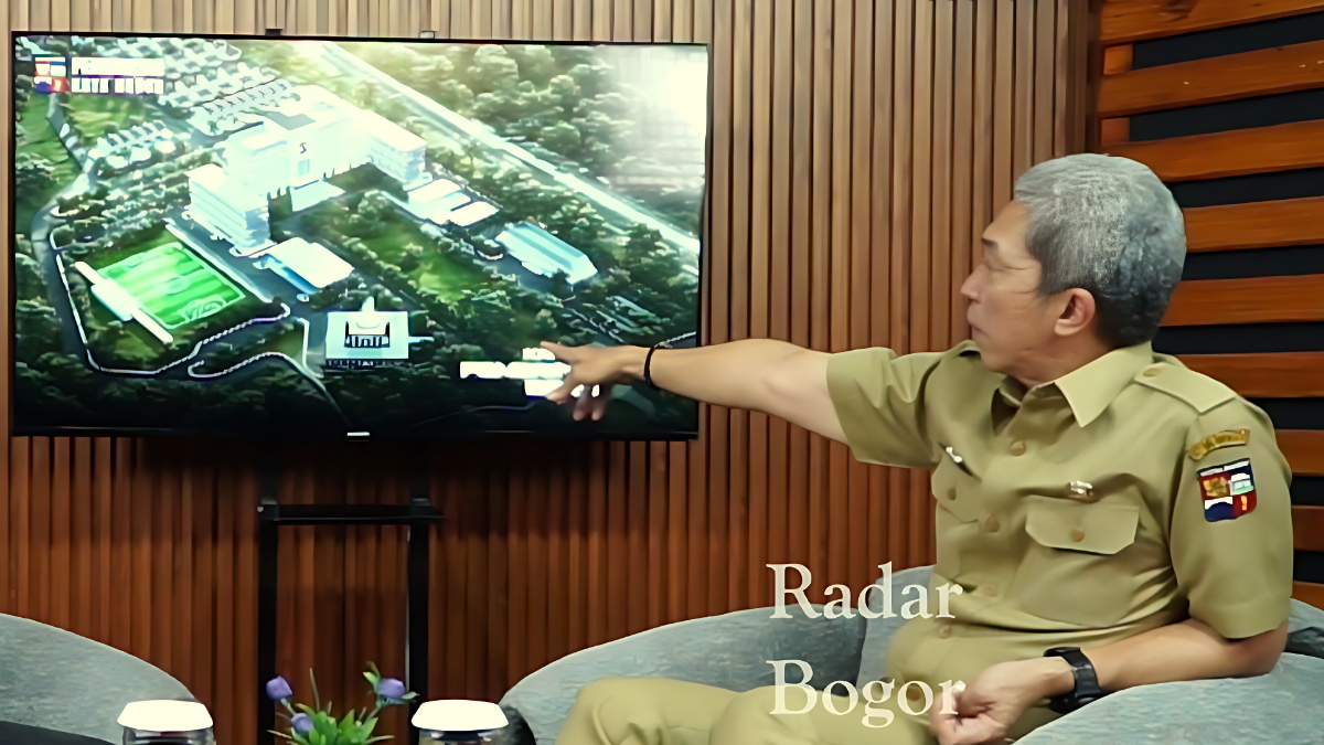 Wali Kota Bogor, Dedie Rachim memperlihatkan gambar pembangunan di kawasan Bogor Timur.