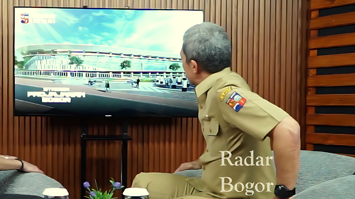 Wali Kota Bogor, Dedie Rachim memperlihatkan rencana pembangunan Stadion Padjajaran Bogor berstandar FIFA.