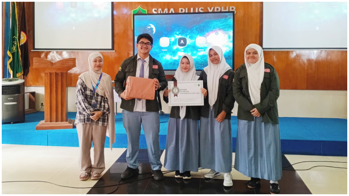Para pemenang YRC 2026 SMA Plus YPHB Kota Bogor menerima hadiah usai dinyatakan sebagai tim terbaik pada babak final.