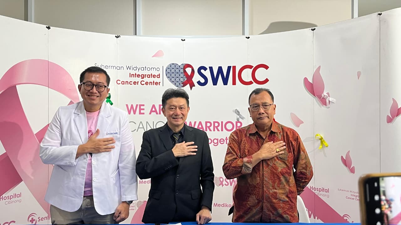 Ketua Tim Bedah Onkologi SWICC, Dr. dr. M. Yadi Permana, Presiden Direktur Sentra Medika Hospital Group, Dr. drg. Edi Suharso,  serta Direktur Sentra Medika Hospital Cibinong, dr. P. Lanjar Sugianto.
